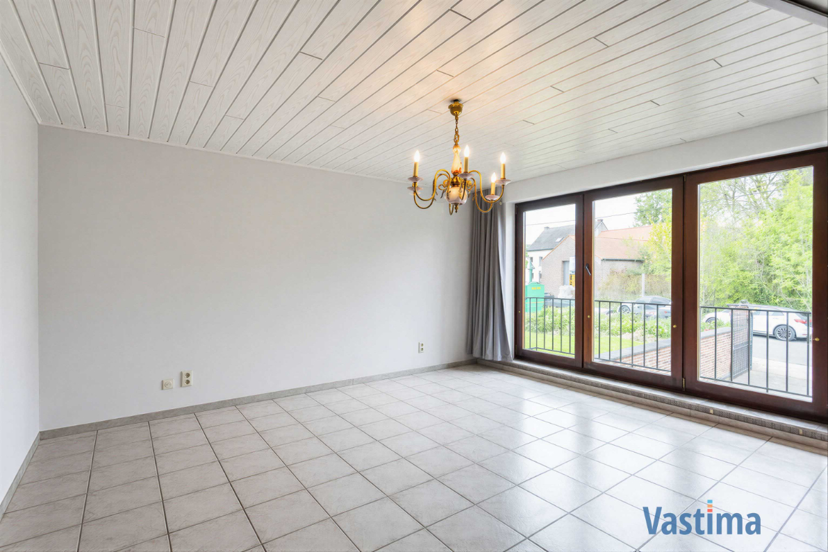 Immo Vastima - Huis Te koop Nieuwerkerken - Ruime halfopen bungalow met grote kelder, 3 slaapkamers en zonnige tuin